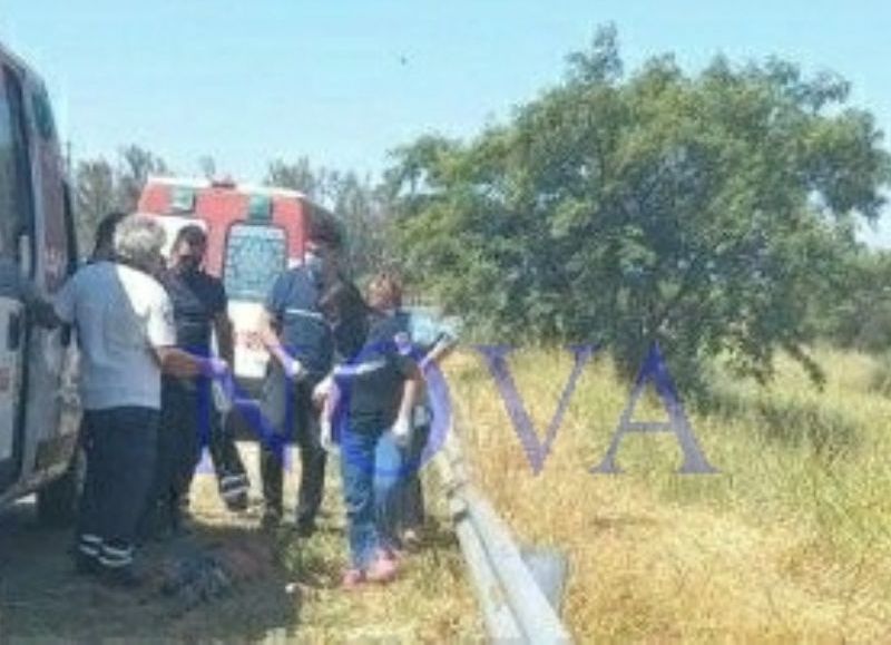 Un joven fue hallado tendido y con golpes en su cabeza al costado de la circunvalación