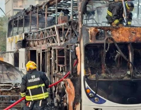 Incendio en la Terminal de Ómnibus de Santa Fe: un patrullero y un colectivo fueron alcanzados por las llamas