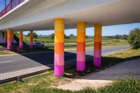 Pullaro gastó 1.300 millones para pintar puentes con los colores de Unidos