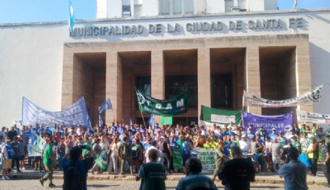 VIDEO | Tensión y caos en el centro de Santa Fe: trabajadores de UTRAM marchan al Municipio