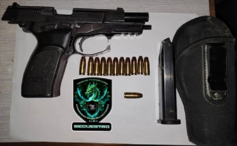 Capital: detienen a personal policial por amenazar a su pareja con un arma de fuego