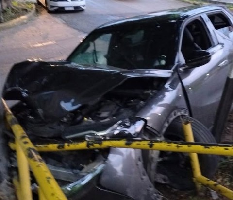 VIDEO | Capital: intentaron esquivar un control y chocaron contra un poste en el barrio 7 Jefes