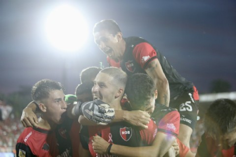 Con un polémico penal y un golazo agónico, Newell's le ganó a Lanús en Rosario