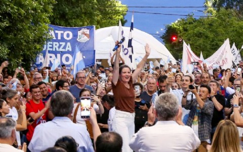 Caren Tepp cerró la campaña en Rosario: "Lo que está pasando no es culpa tuya"