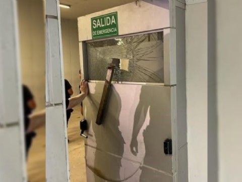 Un hombre falleció tras ser gravemente herido y sus hermanos destrozaron la guardia del Hospital Iturraspe al enterarse