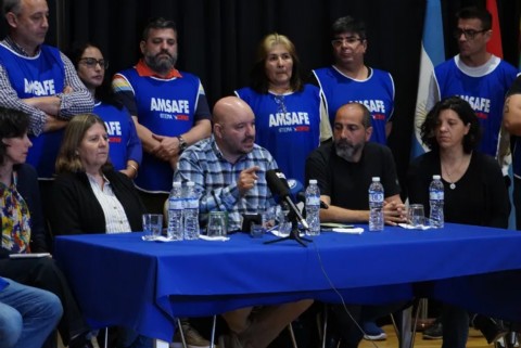 En el regreso a la campaña, Omar Perotti se compró un problema con el gremio docente