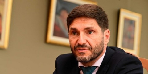 Lo bajaron de un hondazo: Pullaro salió a chapear los buenos salarios de los estatales y estos lo cruzaron