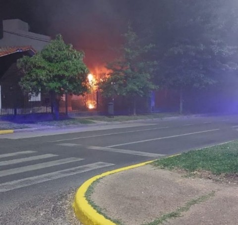 Tres personas fueron rescatadas de un voraz incendio de una vivienda