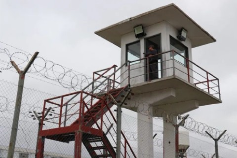 Vacían comisarías y maquillan la crisis carcelaria: el Gobierno provincial traslada presos al Norte