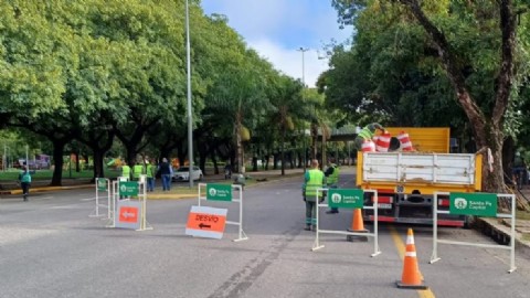 VIDEO | Construyen sendas manda peatones en la costanera oeste para mejorar la seguridad vial en la Capital