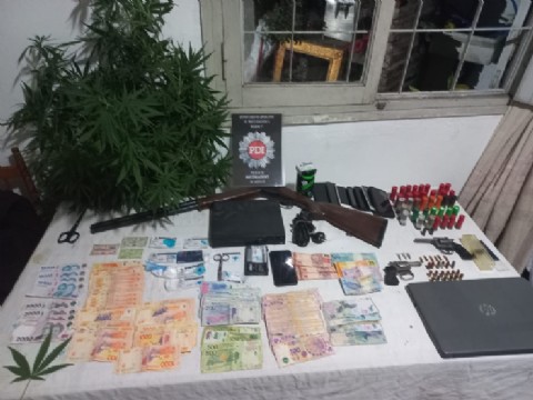 Golpe al narcomenudeo: dos detenidos y secuestro de armas, drogas y dinero