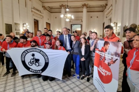 Deliverys sin respaldo: exigen a Pullaro poner en marcha la Ley de Protección Laboral