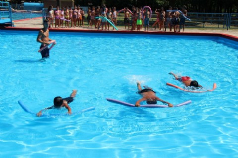 Más de 30.000 niños y adolescentes aprenden a nadar en las Escuelas de Verano