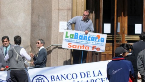 Mientras los bancarios logran subas por inflación, el Gobierno de Santa Fe mantiene congelados salarios claves