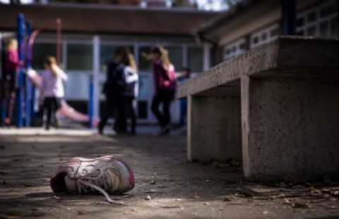 Tragedia en Rosario: una nena de 6 años murió tras pisarse los cordones y golpearse la cabeza contra un banco de cemento