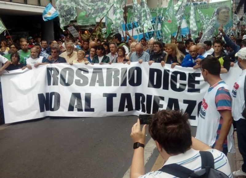 En Rosario se movilizaron contra los "tarifazos" y el "ajuste"