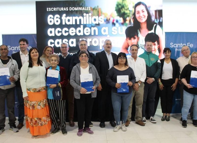 Provincia entregó las escrituras de sus viviendas a 66 familias de Castellanos