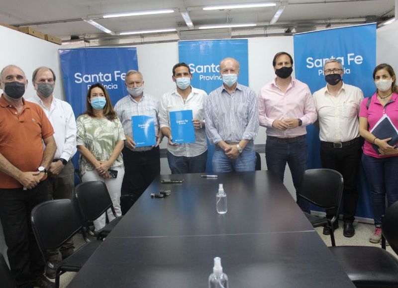 La provincia firmó contratos de obra para construir 92 viviendas en General Lagos, Arteaga y Gálvez