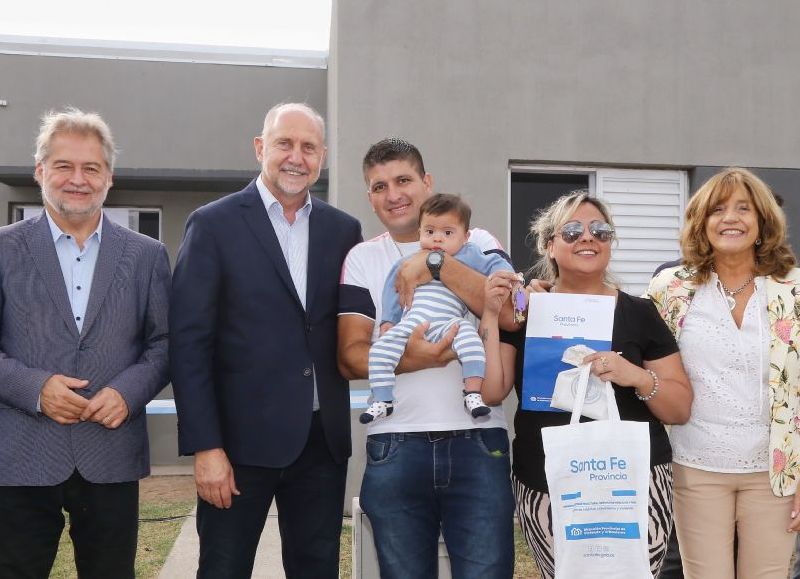 Omar Perotti entregó 64 viviendas en Venado Tuerto