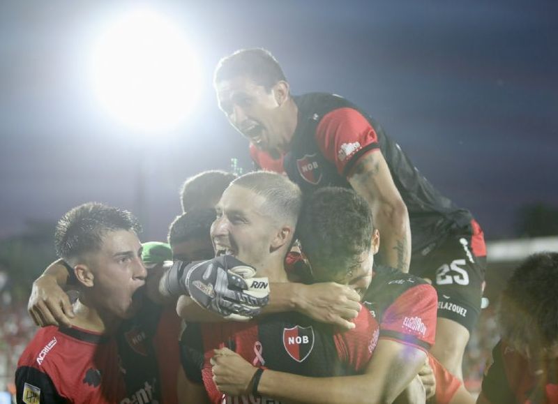 Con un polémico penal y un golazo agónico, Newell's le ganó a Lanús en Rosario