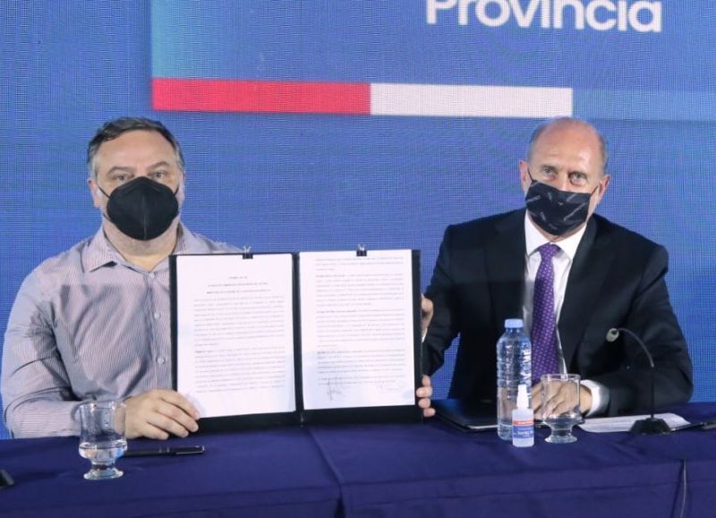 Omar Perotti encabezó el acto de entrega de dos inmuebles del Estado Nacional a la Provincia