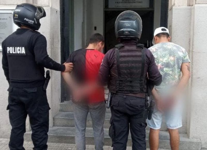 En la capital santafecina detuvieron a dos hombres con facas y una moto adulterada