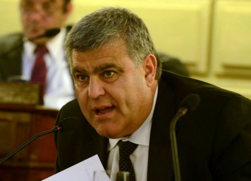 Cornu a la vista: un guardiacárcel y un preso comparten la misma mujer