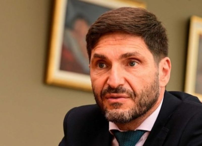 Lo bajaron de un hondazo: Pullaro salió a chapear los buenos salarios de los estatales y estos salieron a cruzaron