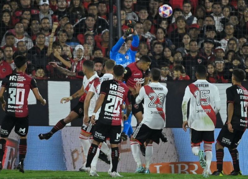River se lo ganó sobre el final a Newell´s y es más líder que nunca de la Liga Profesional