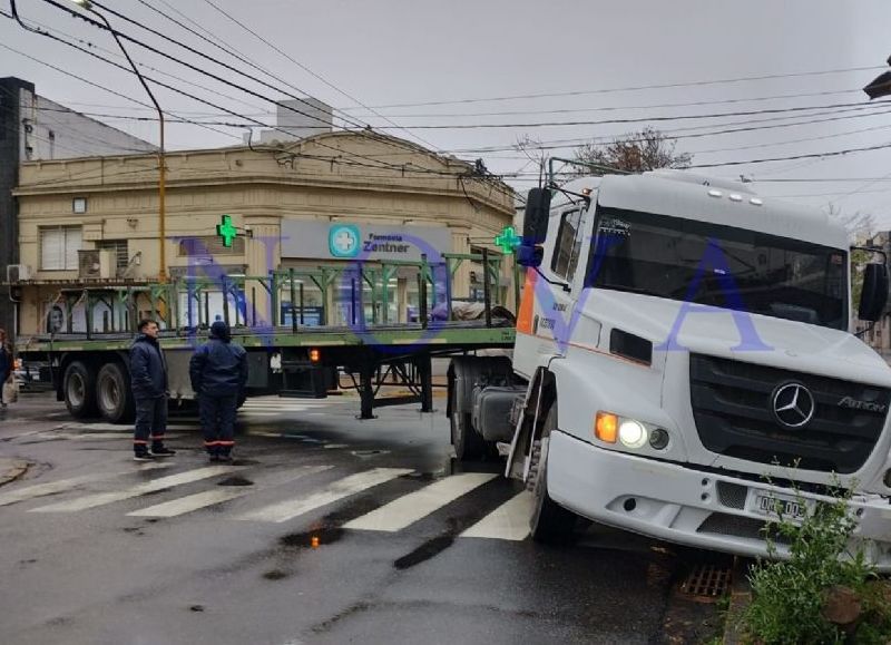 Accidente de tránsito en la Capital: un camión impactó contra una boca de tormenta