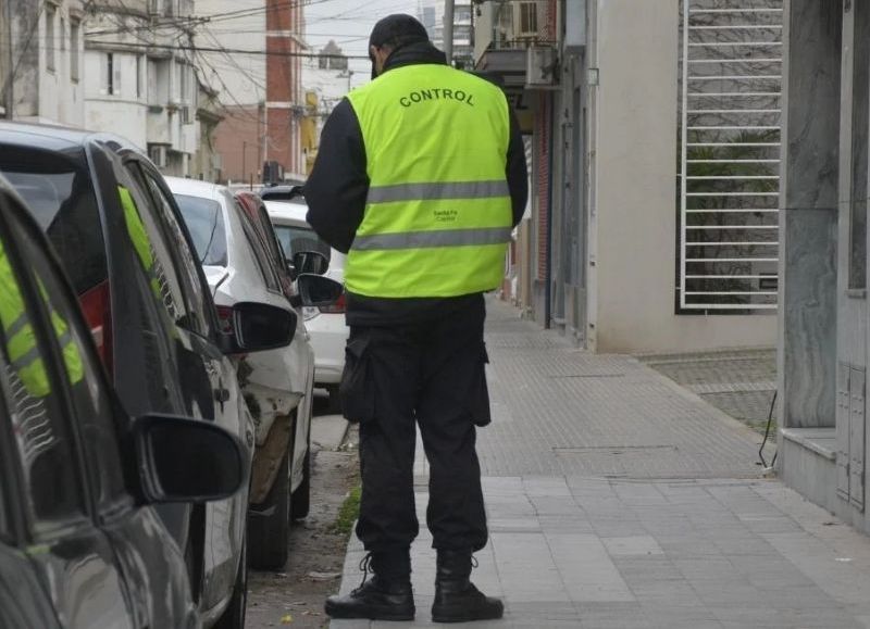 Capital: agredió y robó a un inspector municipal por hacerle una multa