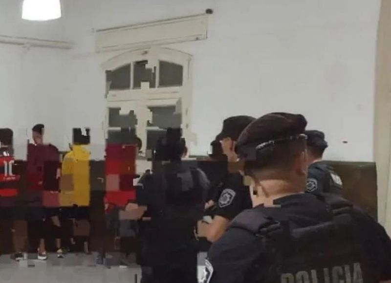 Fueron trasladados 28 barras de Colón tras arrojar bombas durante el partido con Aldosivi